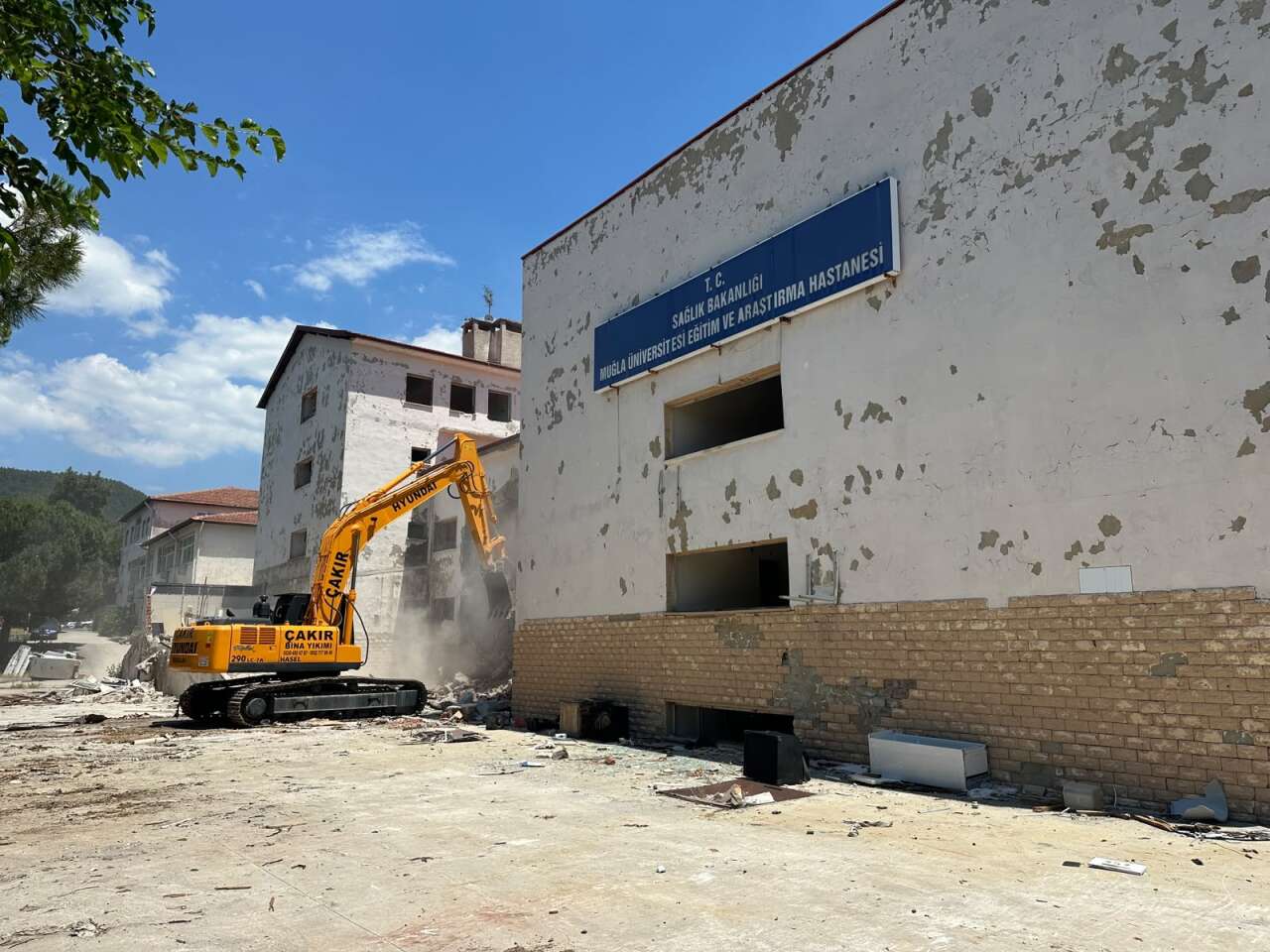 200 Yataklı Yeni Menteşe Devlet Hastanesi İçin İlk Adım Atıldı: Kullanılmayan Eski Hastane Binalarında Yıkım Başladı 5